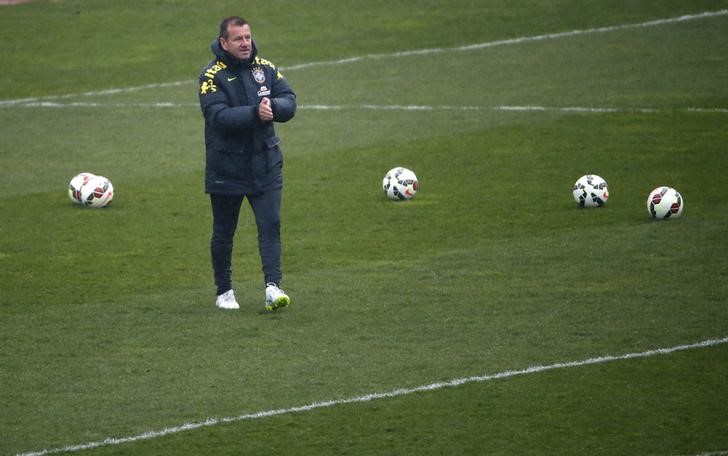 © Reuters. Dunga comanda treino do Brasil em Paris 