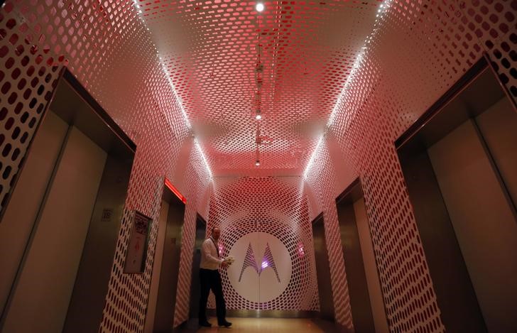 © Reuters. A decorated elevator lobby is seen at Motorola Mobility global headquarters at their public unveiling in Chicago