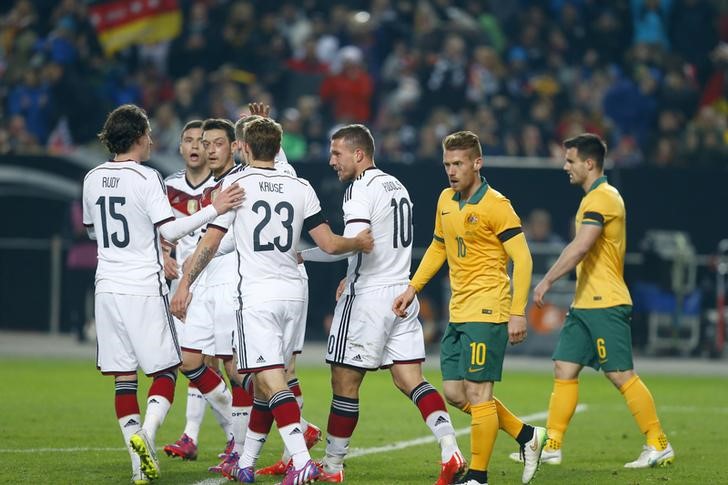 © Reuters. Jogadores da Alemanha comemoram gol de Podolski contra Austrália 