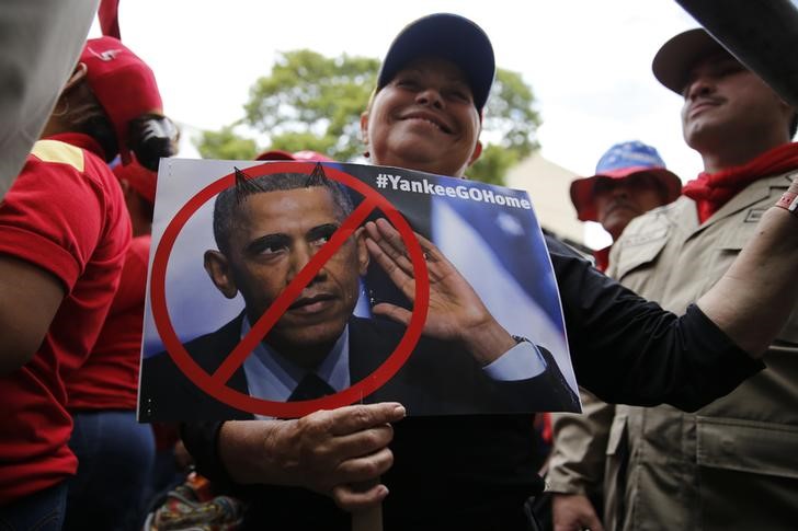 © Reuters. Manifestante venezuelano segura cartaz contra presidente dos EUA 