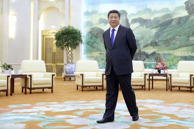 © Reuters. Chinese President Xi Jinping looks at the media as he waits ahead of a meeting with Harvard University President Drew Gilpin Faust at the Great Hall of the People in Beijing