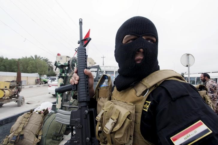 © Reuters. العراقيون والتحالف بقيادة أمريكا يقصفون أهدافا للدولة الإسلامية في تكريت