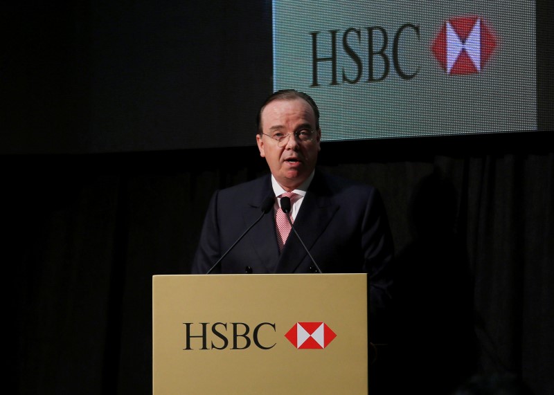 © Reuters. HSBC Group CEO Stuart Gulliver speaks during a ceremony launching a commemorative 150th anniversary banknote in Hong Kong