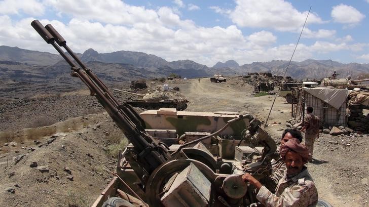 © Reuters. مصادر محلية: قوات الرئيس اليمني تقصف قاعدة العند وفرار بعض الحوثيين