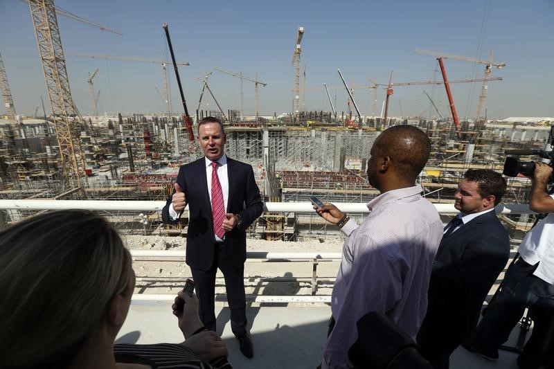 © Reuters. Chief Executive Officer of Abu Dhabi Airports, Tony Douglas, speaks to reporters at the construction site of Abu Dhabi's new airport terminal