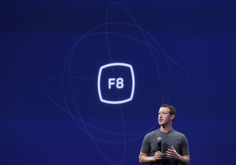 © Reuters. Facebook abre el Messenger a aplicaciones y empresas  