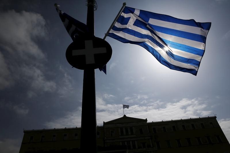 © Reuters. A Greek national flag flutters as the parliament building is seen in the background in Athens 