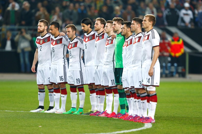 © Reuters. Alemania empata 2-2 con Australia gracias a un gol de Podolski 