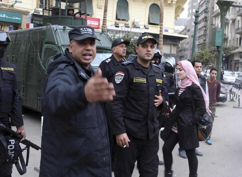 © Reuters. مصادر: مقتل ضابط شرطة في هجوم على نقطة تفتيش أمنية بمصر