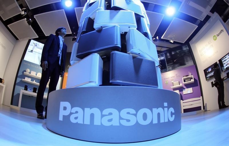 © Reuters. A visitor looks at a display showing Panasonic network loudspeakers during the IFA Electronics show in Berlin