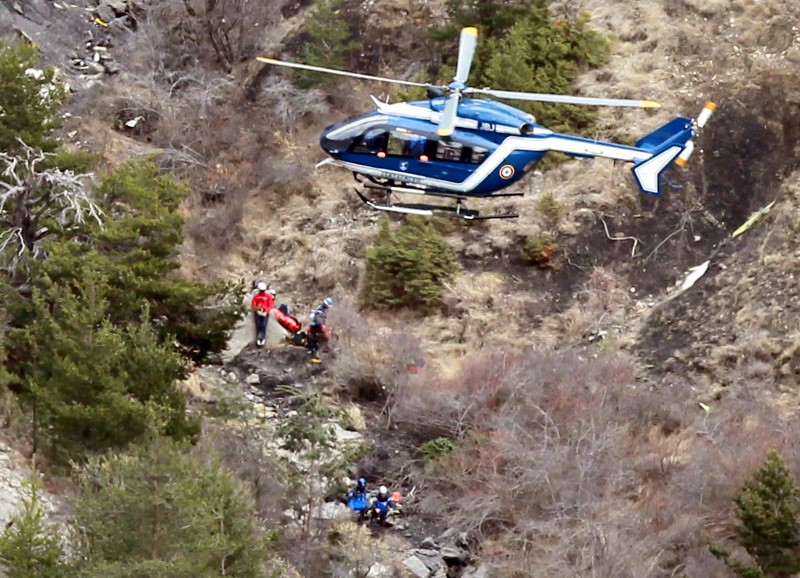 © Reuters. Uno de los pilotos del avión siniestrado no pudo volver a la cabina: NYT