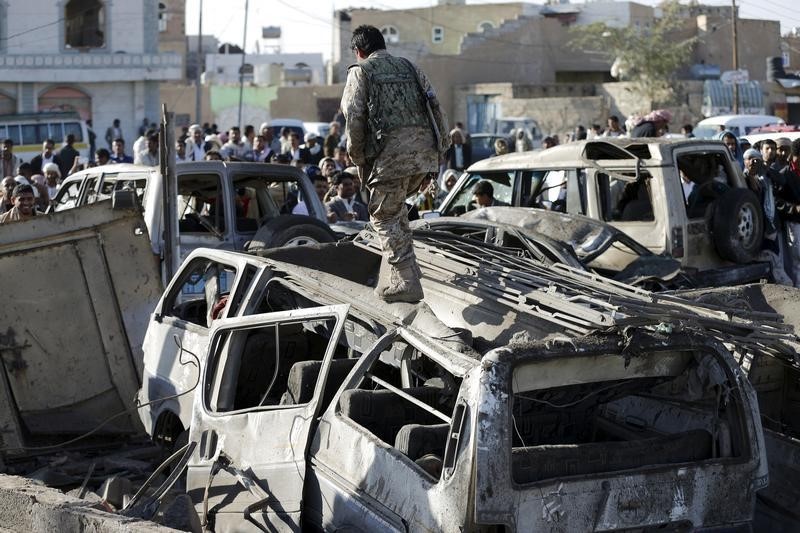 © Reuters. مصادر قبلية: طائرات حربية تضرب الحوثيين قرب الحدود السعودية