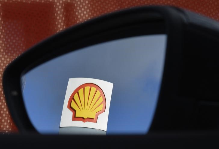 © Reuters. A Shell logo is seen reflected in a car side mirror at a petrol station in west London