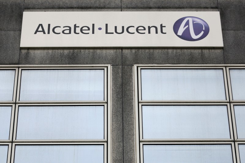 © Reuters. ALCATEL-LUCENT, PLUS FORTE BAISSE DU CAC 40 À LA MI-SÉANCE