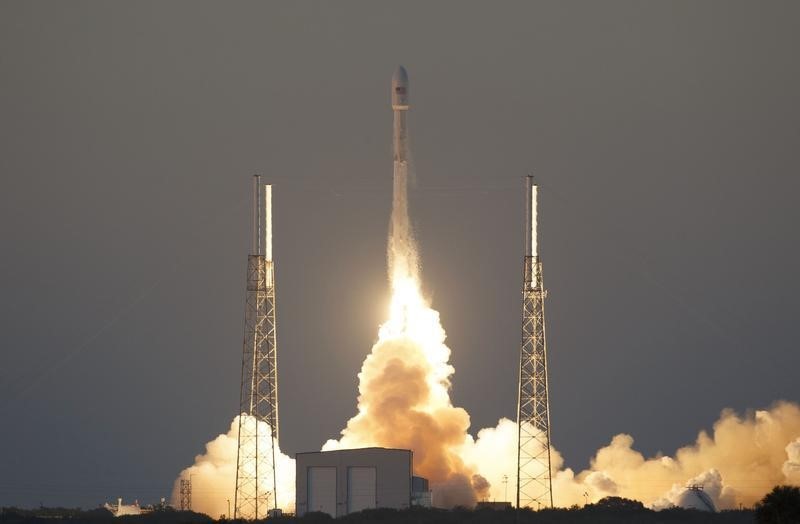 © Reuters. اطلاق صاروخ من فلوريدا يحمل قمرا صناعيا للنظام العالمي لتحديد المواقع