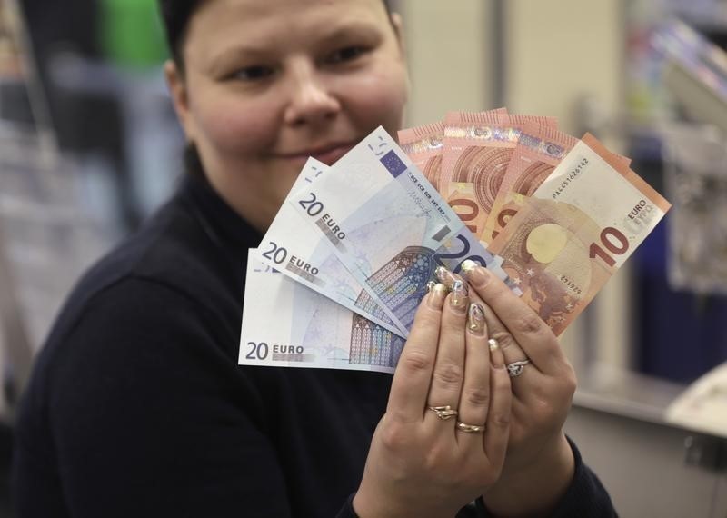 © Reuters. Los préstamos de la eurozona caen; señalan lenta recuperación del crédito  