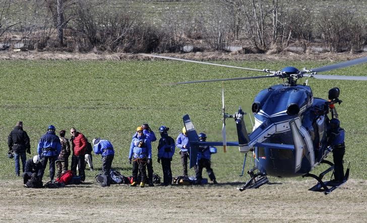 © Reuters. Equipe de resgate nos Alpes frances, próximo ao local da queda do avião da Germanwings 