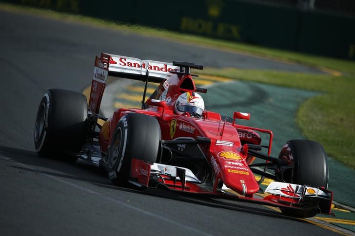 © Reuters. Ferrari Formula One driver Sebastian Vettel of Germany drives during the Australian F1 Grand Prix at the Albert Park circuit in Melbourne 