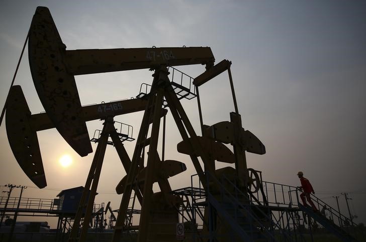 © Reuters. Станок-качалка на нефтяном месторождении PetroChina в Паньцзине