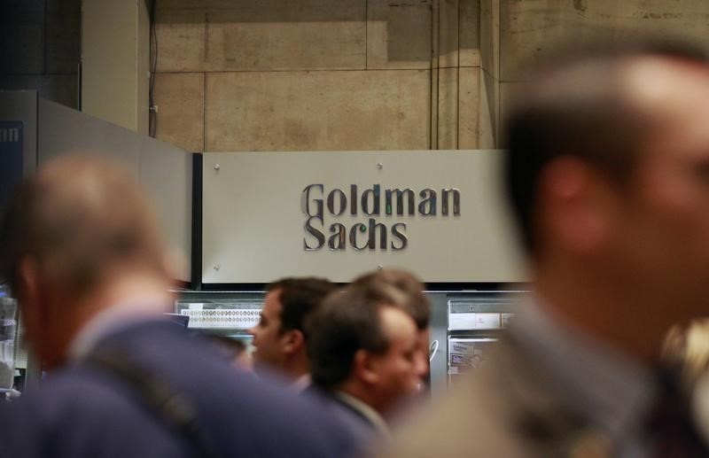 © Reuters. Traders work on the floor of the New York Stock Exchange near the Goldman Sachs stall