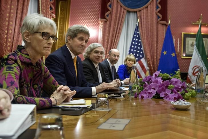 © Reuters. US Secretary of State John Kerry attends a meeting with Iranian officials at the Beau Rivage Palace Hotel in Lausanne 
