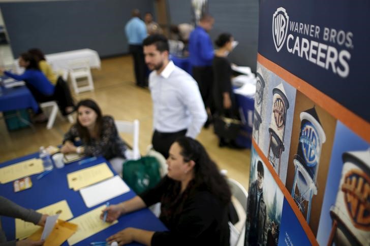 © Reuters. Pessoas em busca de emprego em feira de Los Angeles