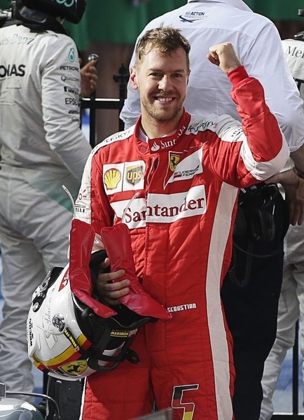 © Reuters. Vettel y Raikkonen se muestran satisfechos con progreso de Ferrari