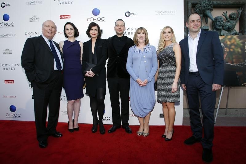 © Reuters. Creator Julian Fellowes and executive producer Gareth Neame pose with cast members at "An Evening with Downton Abbey" in North Hollywood