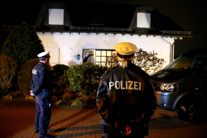 © Reuters. German police officers stand in front of the house believed to belong to the parents of crashed Germanwings flight 4U 9524 co-pilot Andreas Lubitz in Montabaur