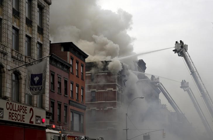 © Reuters. Bombeiros tentam apagar chamas em prédio em NY