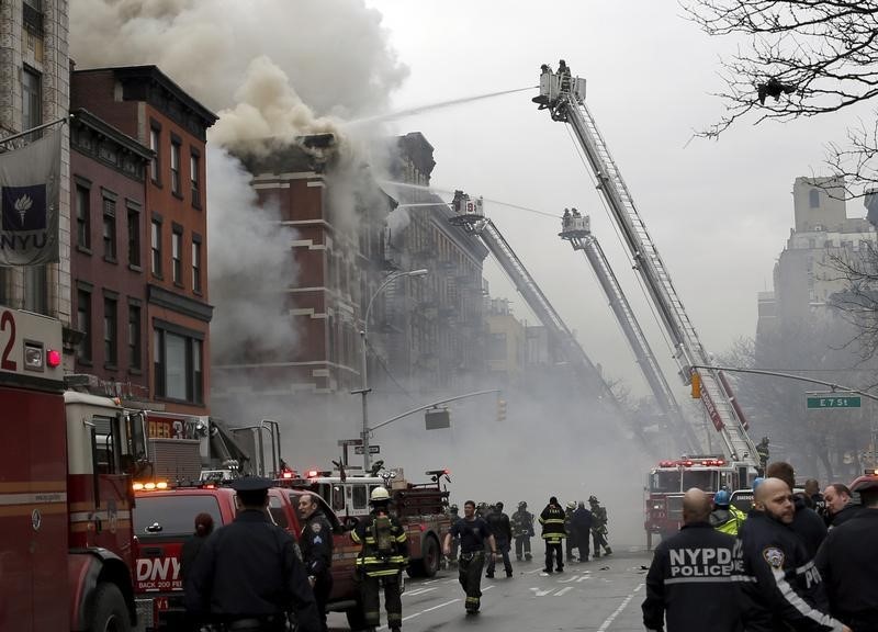 © Reuters. سلطات: إصابة 12 في انهيار مبنى في نيويورك واندلاع حريق فيه