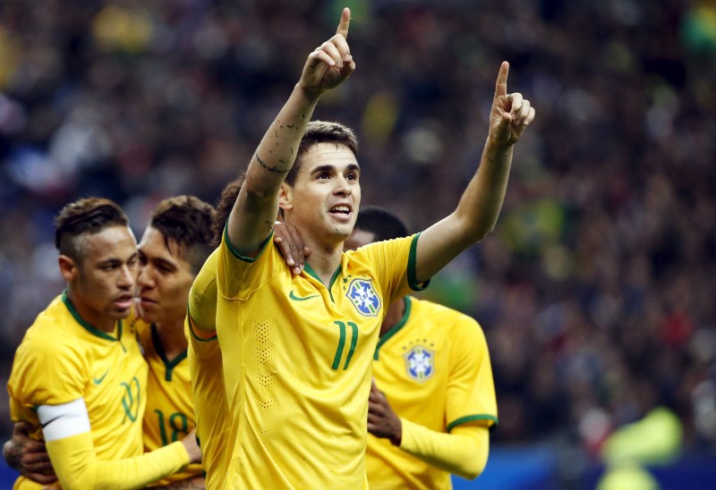 © Reuters. Oscar comemora gol marcado em amistoso contra a França no Stade de France, em Paris