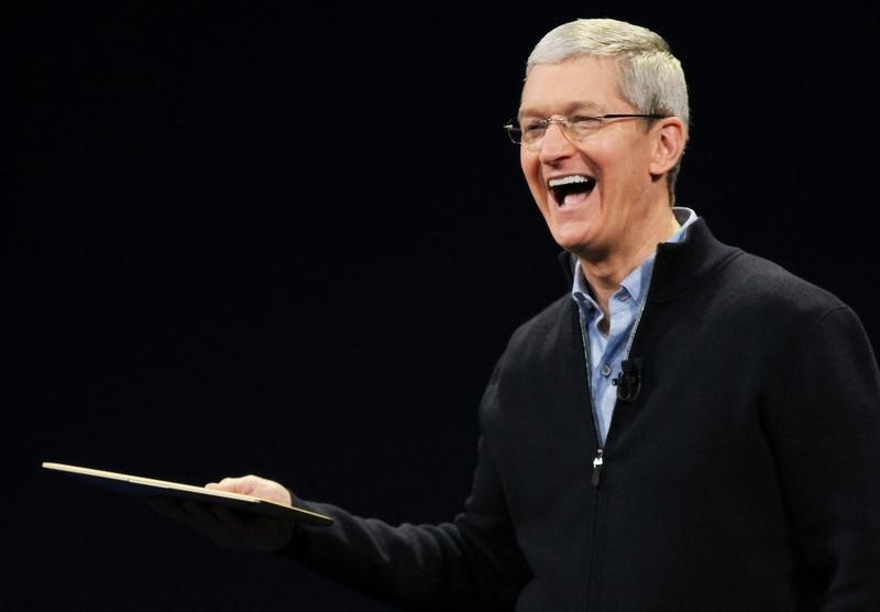 © Reuters. Apple CEO Tim Cook shows the new MacBook during an Apple event in San Francisco