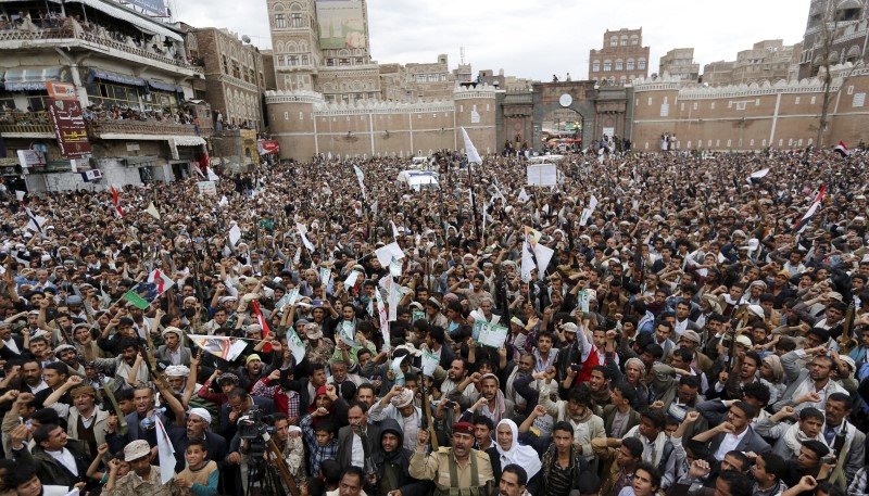 © Reuters. Seguidores de grupo rebelde Houthi fazem protesto em Sanaa