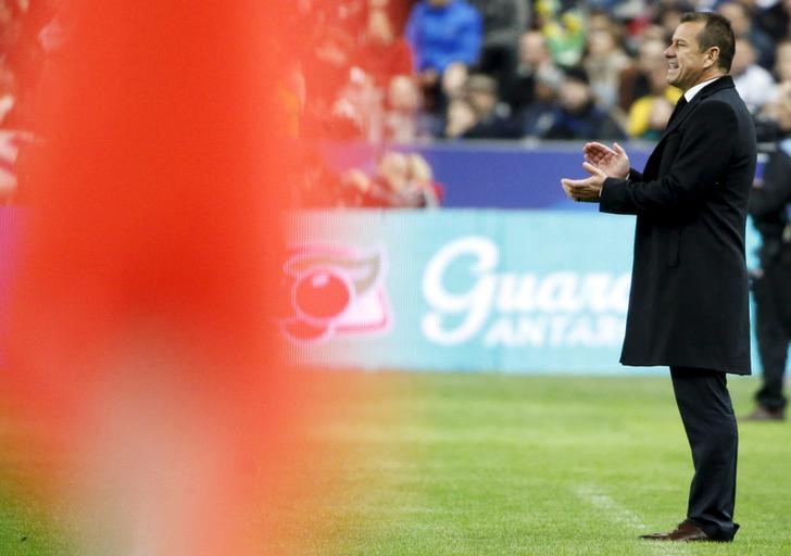 © Reuters. Brazil's coach Dunga reacts during the international friendly soccer match against France at the Stade de France, in Saint-Denis, near Paris