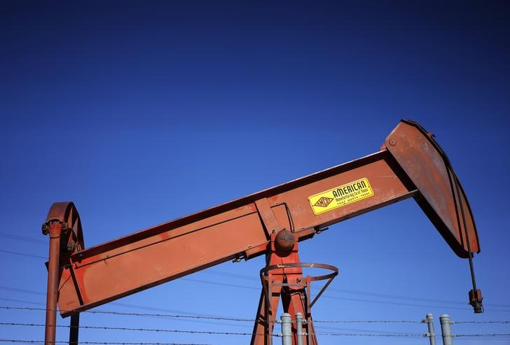 © Reuters. An oil well pump jack is seen at an oil field supply yard near Denver