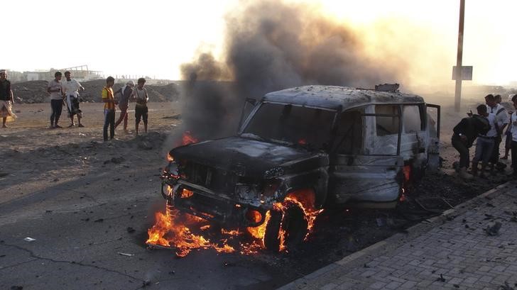 © Reuters. الرئيس هادي يغادر اليمن والسعودية تواصل غاراتها الجوية على الحوثيين