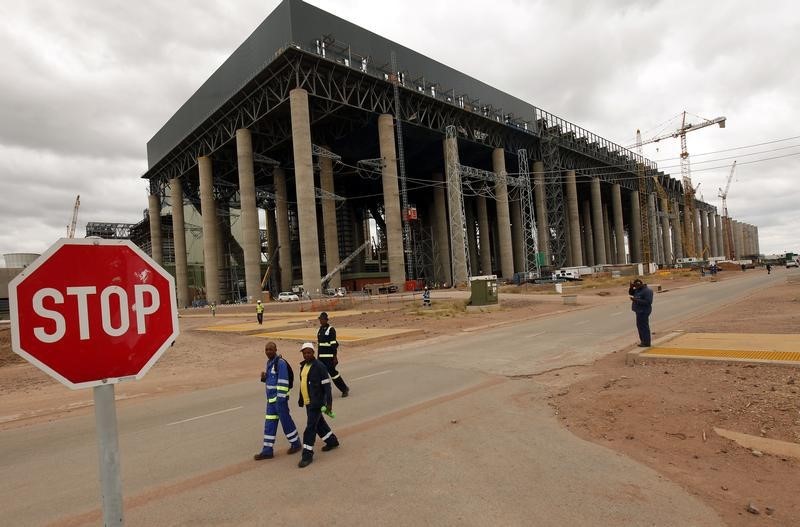 © Reuters. Workers walk past the construction site of Medupi power station in Lephalele