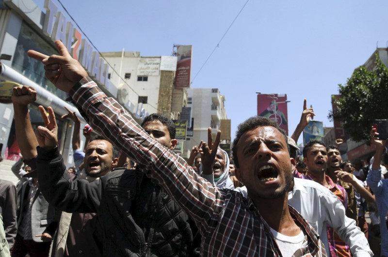 © Reuters. مصادر قبلية يمنية: طائرات حربية تقصف منطقتين في صعدة معقل الحوثيين