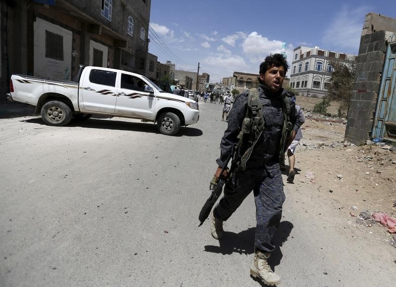 © Reuters. سكان: طائرات حربية تقصف صنعاء