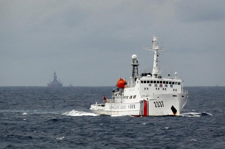 © Reuters. Chinese Coast Guard vessel passes near the Chinese oil rig Haiyang Shi You 981 in the South China Sea