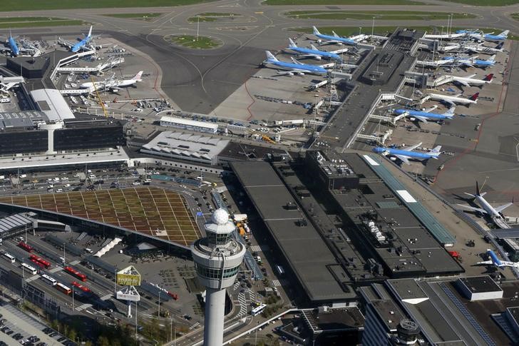 © Reuters. El aeropuerto Schiphol de Ámsterdam cancela todos los vuelos por corte de luz 