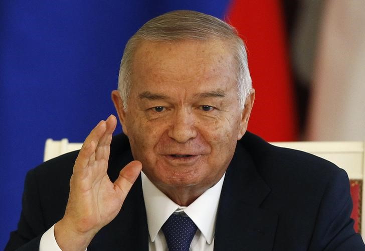 © Reuters. Uzbekistan's President Karimov gestures during a signing ceremony after talks with his Russian counterpart Putin at the Kremlin in Moscow