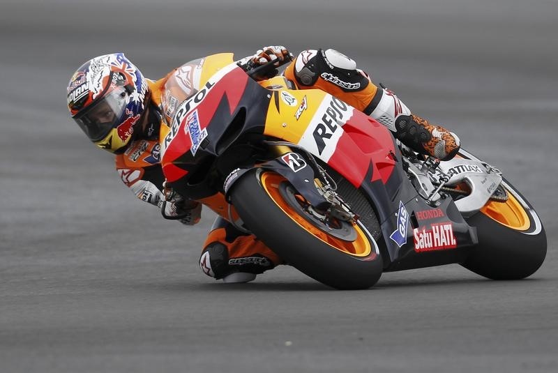 © Reuters. Honda MotoGP rider Casey Stoner of Australia races during the Valencia Motorcycle Grand Prix at the Ricardo Tormo racetrack in Cheste