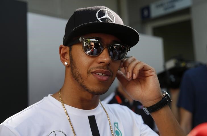 © Reuters. Hamilton elogia a sus mecánicos tras liderar los entrenamientos de Sepang