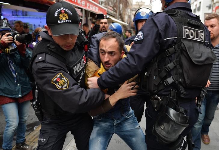 © Reuters. Polícia detendo um manifestante durante protesto em Ancara 