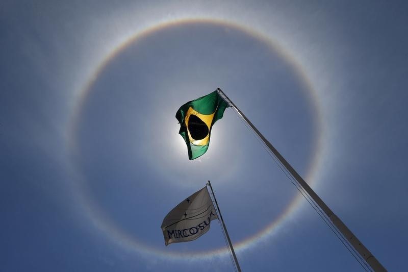© Reuters. Uma bandeira do Brasil em frente ao Palácio da Alvorada, em Brasília