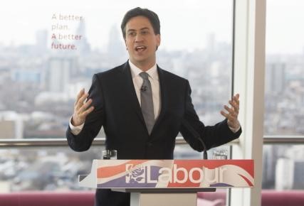 © Reuters. Britain's opposition Labour Party leader Ed Miliband delivers a speech to launch his party's 2015 General Election campaign in east London