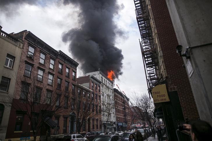 © Reuters. Chamas em prédio no East Village, na cidade de Nova York 