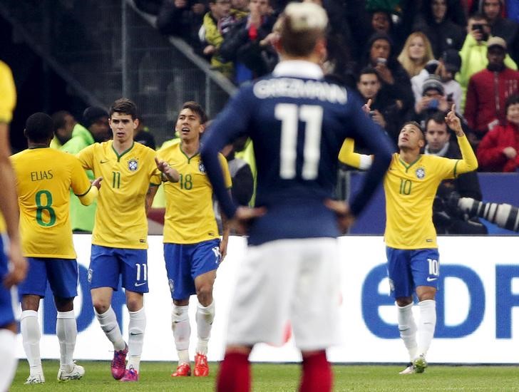 © Reuters. Neymar comemora gol marcado na vitória do Brasil contra a França no Stade de France, em Saint-Denis